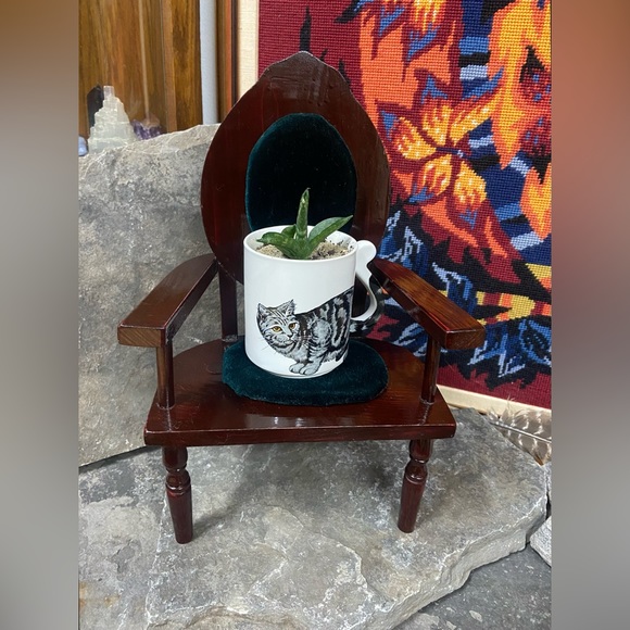 Regal Mini Throne Doll Chair or Plant Holder - Picture 3 of 15